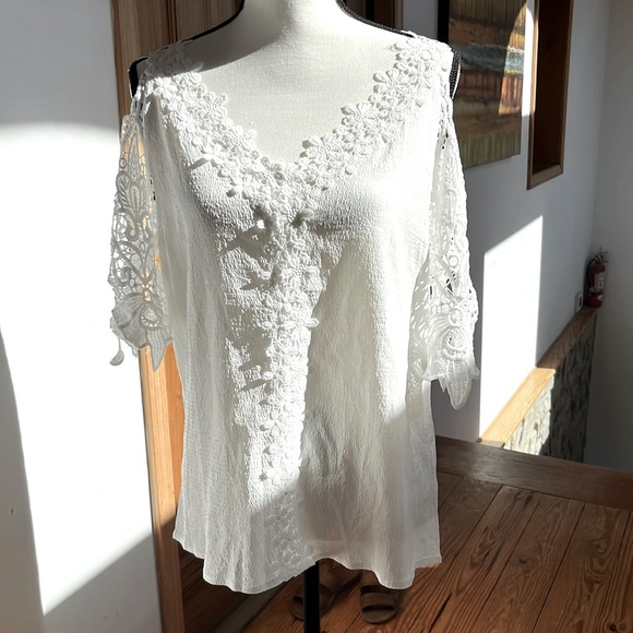 NWOT Beautiful Crochet Detailed Top - Picture 2 of 6